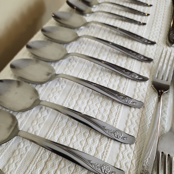 24-Piece Oneida Roseanne Stainless Flatware Set Stainless Canada - Picture 6 of 10